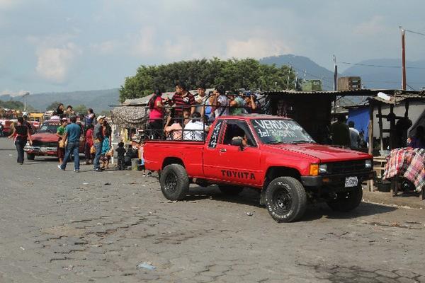 Pobladores de Antigua Guatemala tuvieron que trasladarse ayer a sus comunidades en picops,  ante la falta de servicio de autobuses.