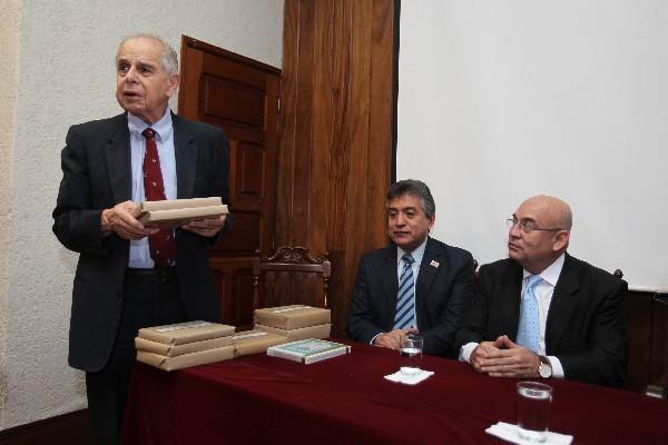 Jorge Luján Muñoz, editor de la revista Anales, de la Academia de Geografía e Historia de Guatemala. (Foto Prensa Libre: Edwin Castro)