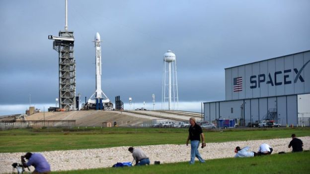 SpaceX, la empresa espacial del multimillonario Elon Musk, busca enviar 64 satélites al espacio en un solo lanzamiento histórico. GETTY IMAGES