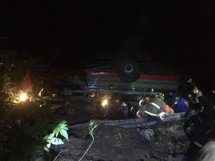 Bus de los transportes Humilde se accidentó en la vuelta de El Chilero. (Foto Prensa Libre: Dalia Santos)