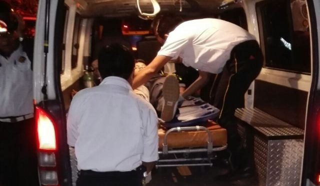 Bomberos Voluntarios ingresan al adolescente herido de bala al Hospital Roosevelt. (Foto Prensa Libre: CVB)