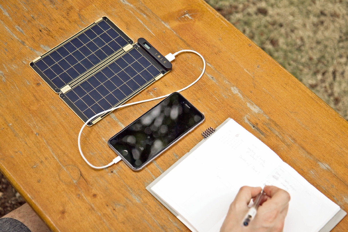 El sistema Solar Paper, que incorpora paneles que pesan 113 gramos cada uno, es resistente a los líquidos. Sus imanes laterales facilitan la colocación sobre superficies metálicas. (Foto Prensa Libre: EFE).