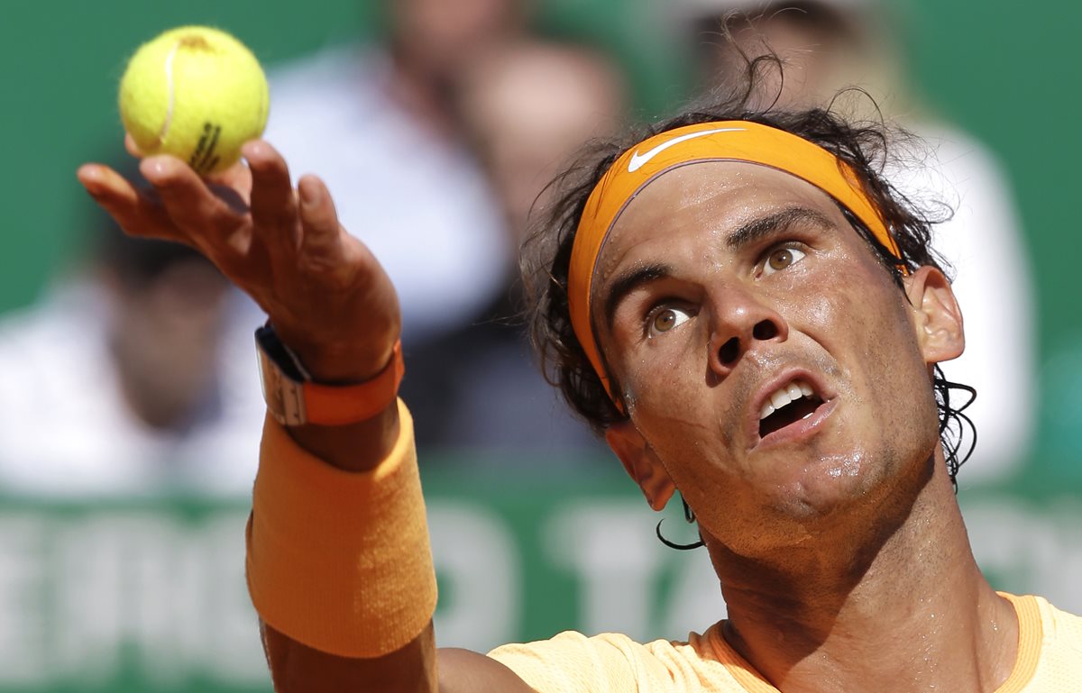 El tenista español Rafael Nadal se clasificó este jueves para los cuartos de final del Masters 1000 de Montecarlo. (Foto Prensa Libre: AP)