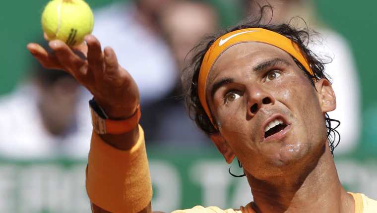 El tenista español Rafael Nadal, se clasificó este jueves para los cuartos de final del Masters 1000 de Montecarlo. (Foto Prensa Libre: AP)