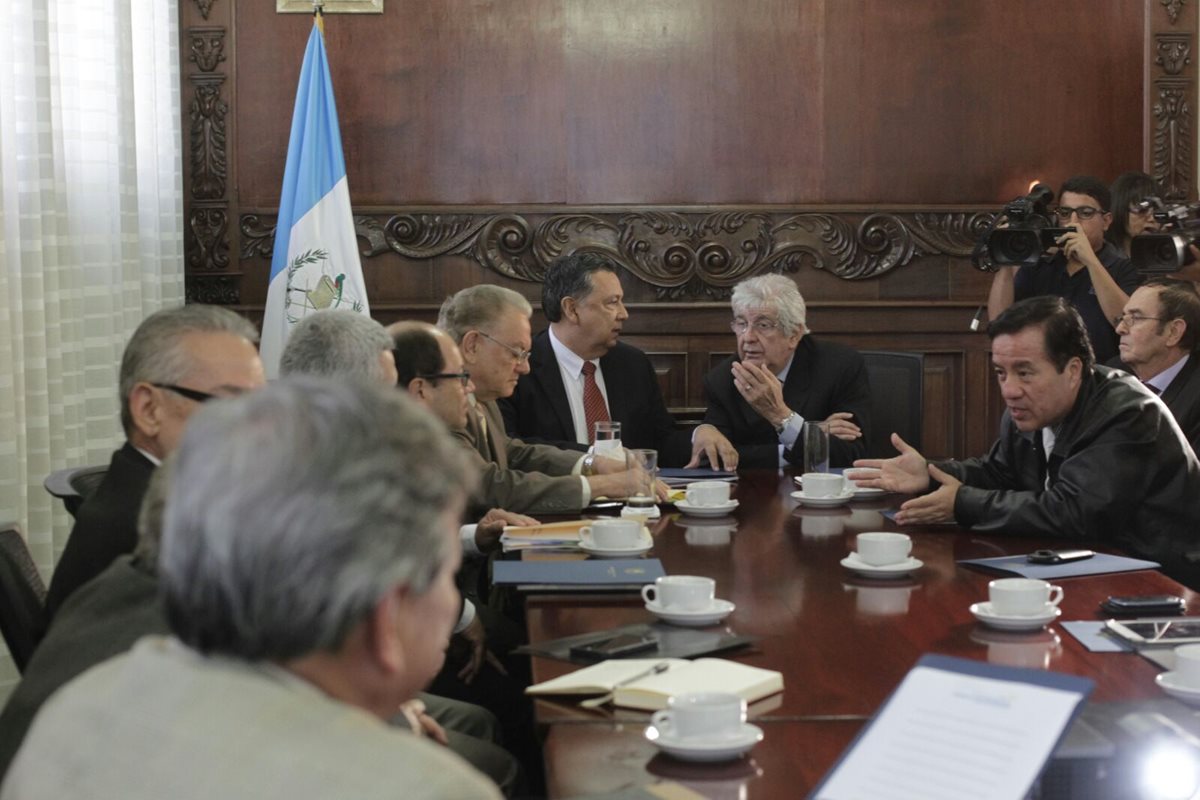 El vicepresidente Alfonso Fuentes Soria y el ex vicepresidente Rafael Espada, presiden la última reunión de transición. (Foto Prensa Libre: Edwin Bercián)
