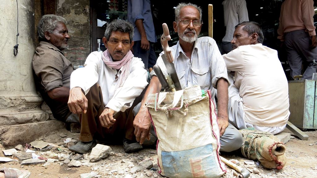 Un carpintero espera clientes en la parte vieja de Delhi. El primer ministro indio, Narendra Modi, aspira a formar en 7 años a unos 500 millones de compatriotas.  (Fotografía PL-EFE)
