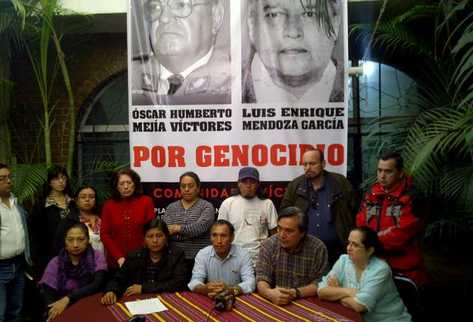Familiares de víctimas del conflicto armado y activistas de derechos humanos demandan la inmediata detención de dos militares acusados de genocidio, y que se encuentran prófugos de la justicia. (Foto Prensa Libre: ACAN-EFE)