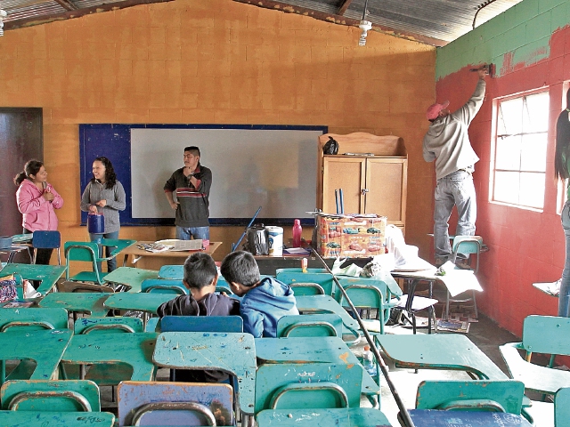 Alumnos, exalumnos, maestros y padres de familia se unen cada año para pintar y hacer mejoras a la Escuela Oficial Urbana Mixta No. 454 de Santa Elena 3, en la zona 18. (Foto Prensa Libre: Carlos Hernández)