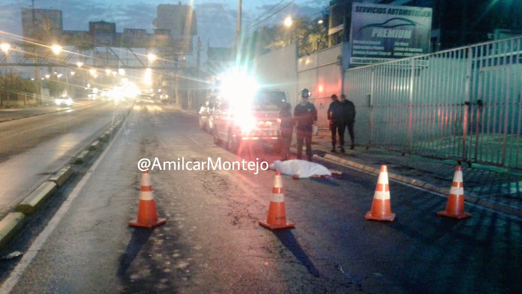 Persona murió al intentar cruzar la calle. (Foto Prensa Libre: Amílcar Montejo)