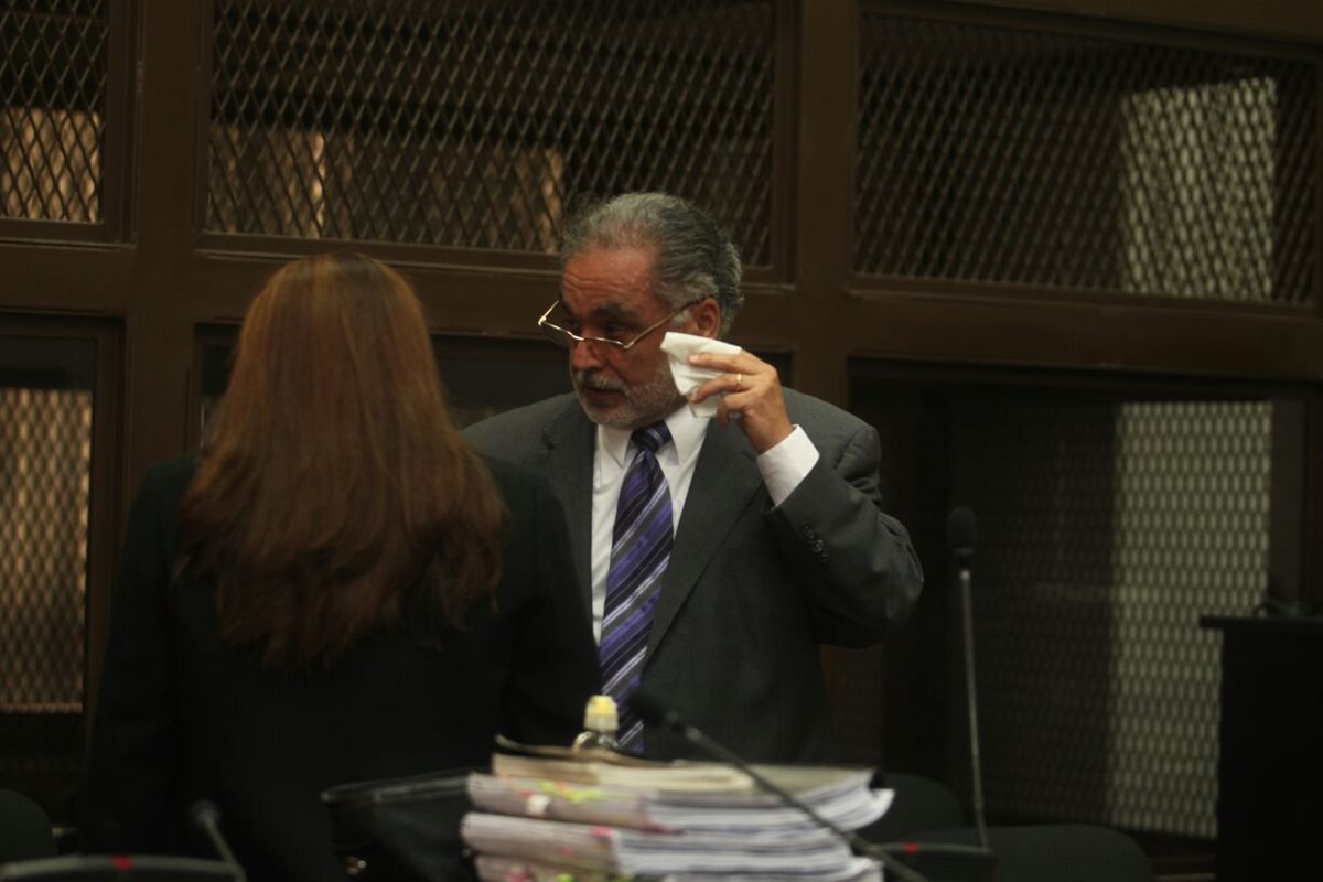 Eduardo Kestler en el Juzgado de Mayor Riesgo B, donde se entregó voluntariamente este miércoles. (Foto Prensa Libre: Paulo Raquec)