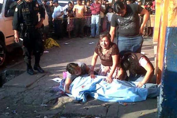 Un comerciante fue asesinado a inmediaciones de La Terminal. (Foto Prensa Libre: CBM)<br _mce_bogus="1"/>