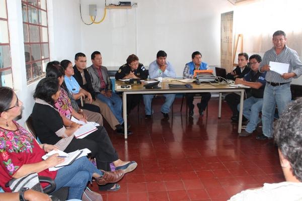 Líderes de consejos comunitarios de Desarrollo de Panajachel exponen quejas de la población ante la Comisión de Seguiridad de Sololá. (Foto Prensa Libre: Édgar R. Sáenz)<br _mce_bogus="1"/>