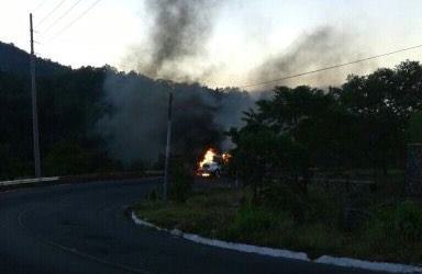 Cisterna se incendia en la ruta entre Retalhuleu y Quetzaltenango. (Foto Prensa Libre: Stereo 100)