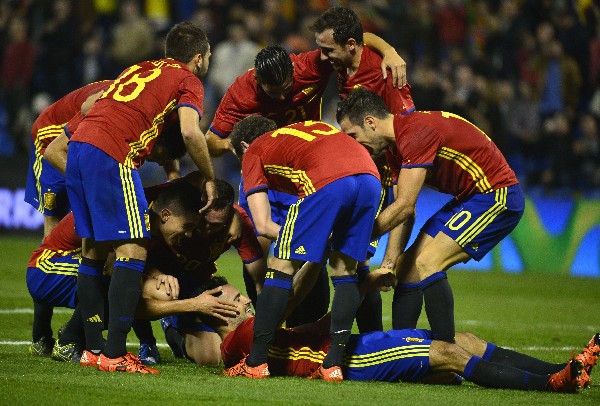 Los jugadores de la selección de España festejan el triunfo. (Foto Prensa Libre: AFP)