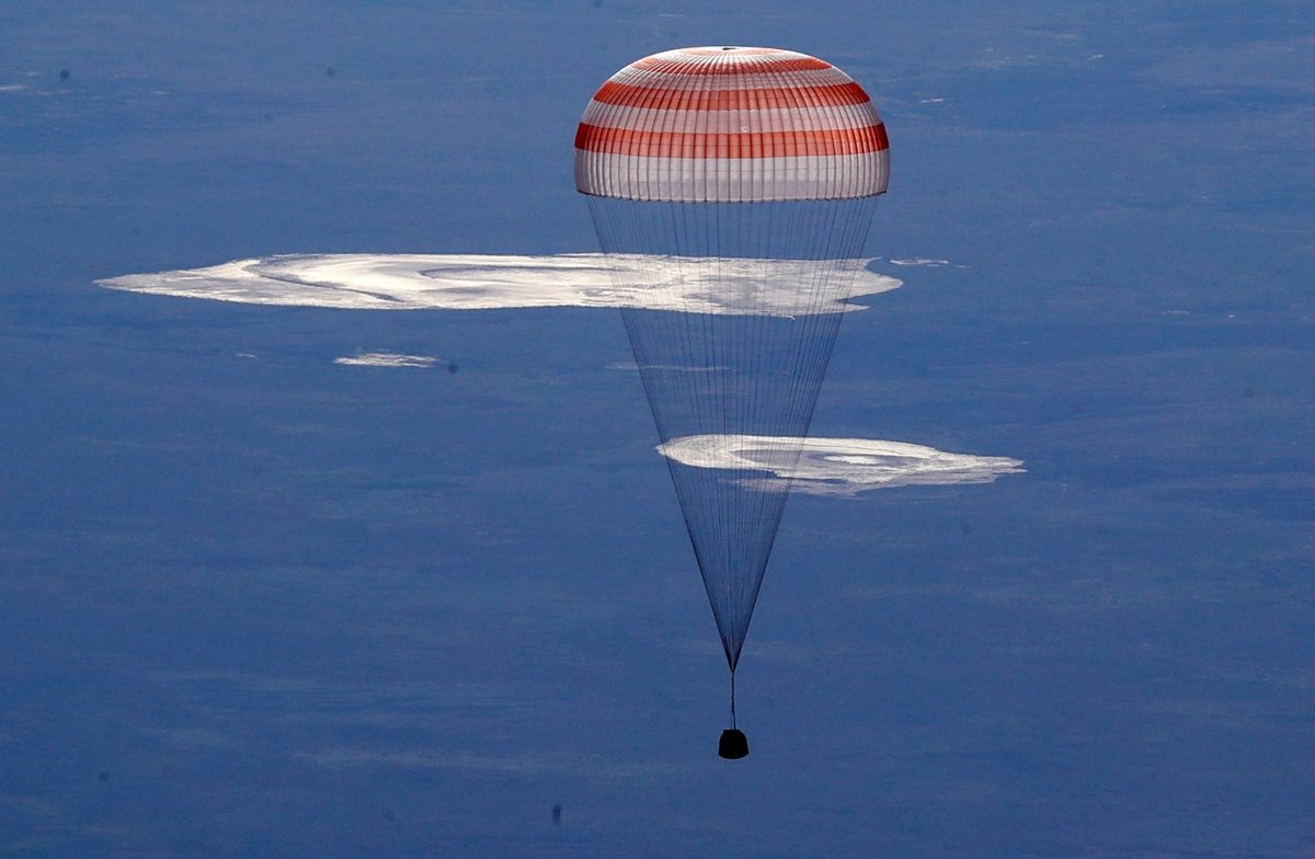 Este es el descenso de la nave Soyuz que transporta el balón Telstar 18 que se utilizará en la inauguración del mundial de Rusia 2018. (Foto Prensa Libre: AFP)