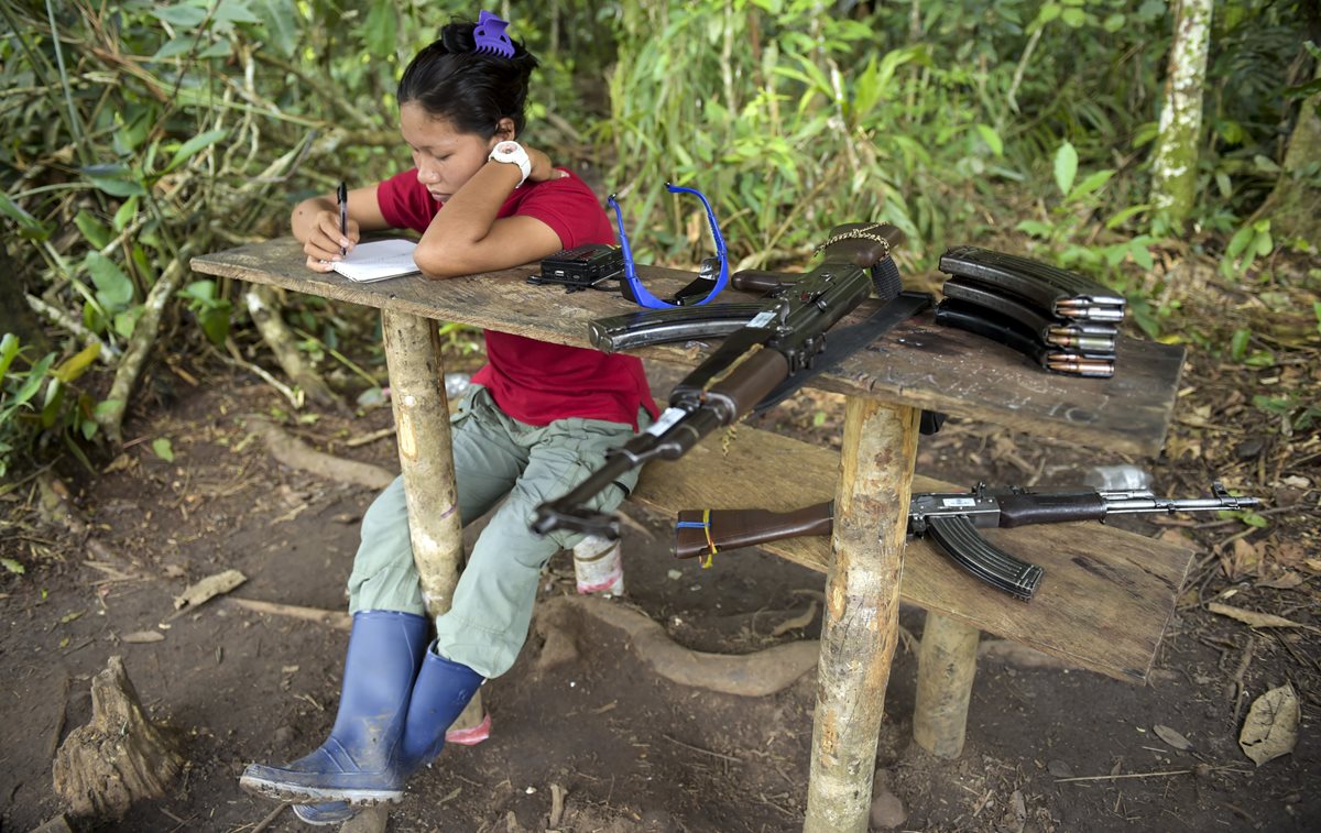 La dejación de armas es condición para lograr la paz en Colombia. (Foto Prensa Libre: AFP)