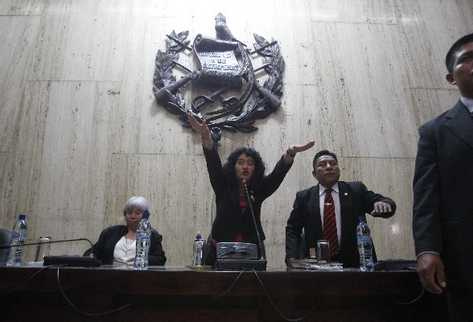 La jueza Yassmin Barrios, presidenta del Tribunal, saludó al público que escuchó la sentencia condenatoria en contra de José Efraín Ríos Montt.