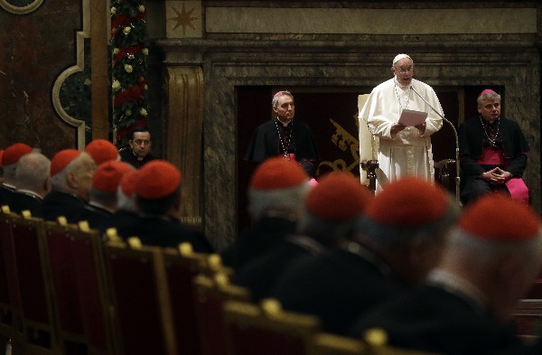 El Papa da un mensaje navideño a la Curia romana en el Vaticano. (Foto Prensa Libre: EFE)