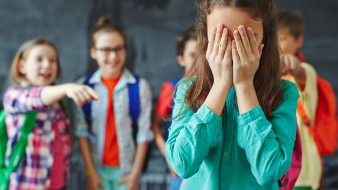 El acoso puede ser verbal o físico. En muchos casos un grupo decide dejar de saludar a un chico, quitarle los útiles o llamarlo por apodos. (Foto, Getty Images)