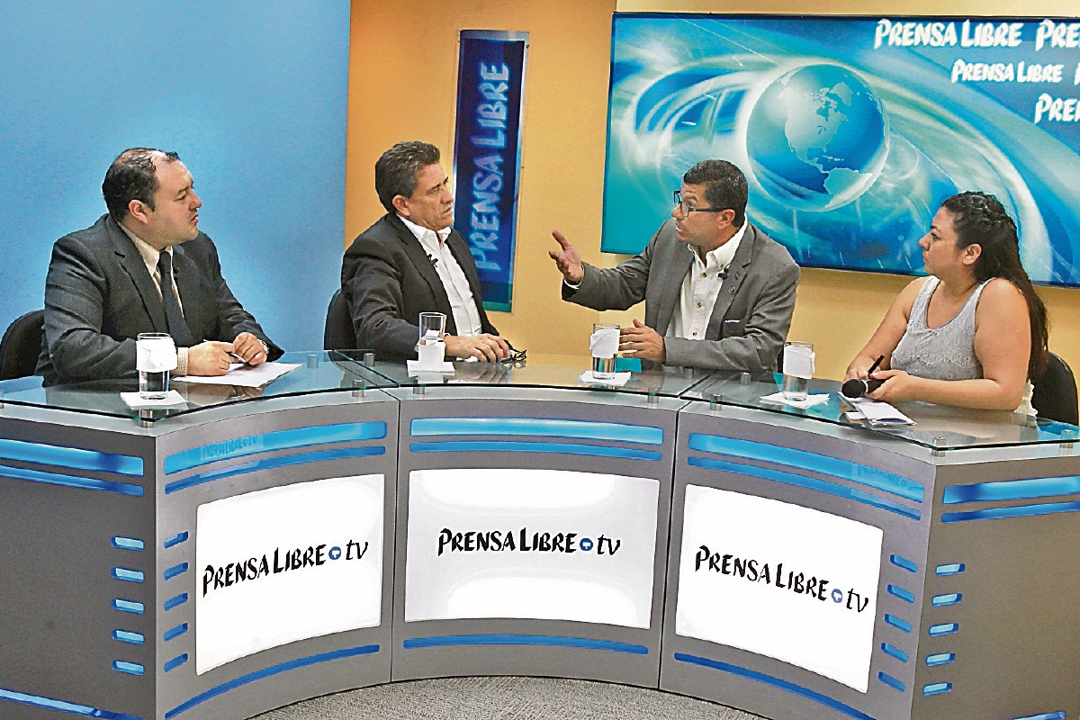 El diputado Roberto Alejos y el analista Marcio Palacios —al centro— conversan con el editor Antonio Barrios y la periodista Jessica Gramajo, durante el programa Diálogo Libre.