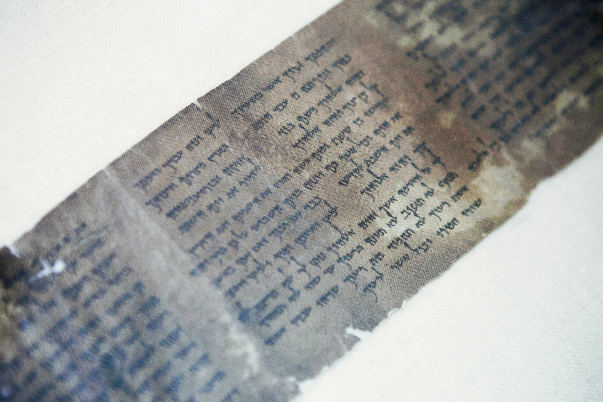 Una copia completa más antigua del mundo de los Diez Mandamientos, escrito en uno de los Rollos del Mar Muerto, en Jerusalén.(Foto Prensa Libre:AP)
