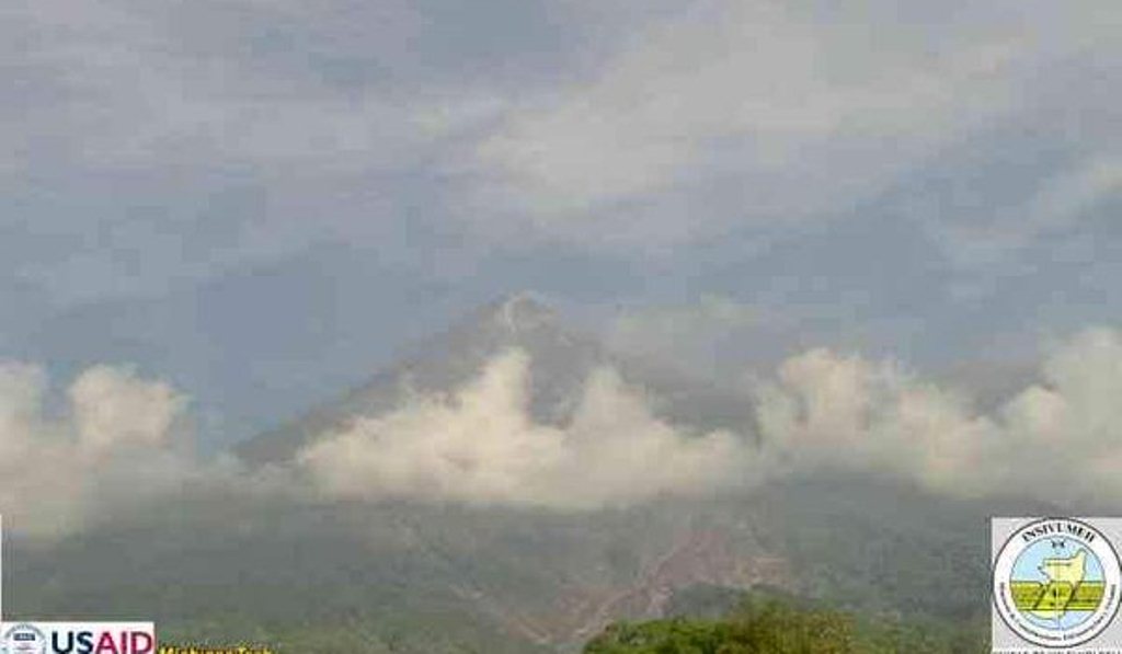 Volcán de Fuego registra explosiones moderadas y fuertes. (Foto Prensa Libre: Conred).