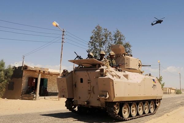 El ejército israeló patrulla una de las calles, luego de cruentos ataques. (Foto Prensa Libre: AP)<br _mce_bogus="1"/>
