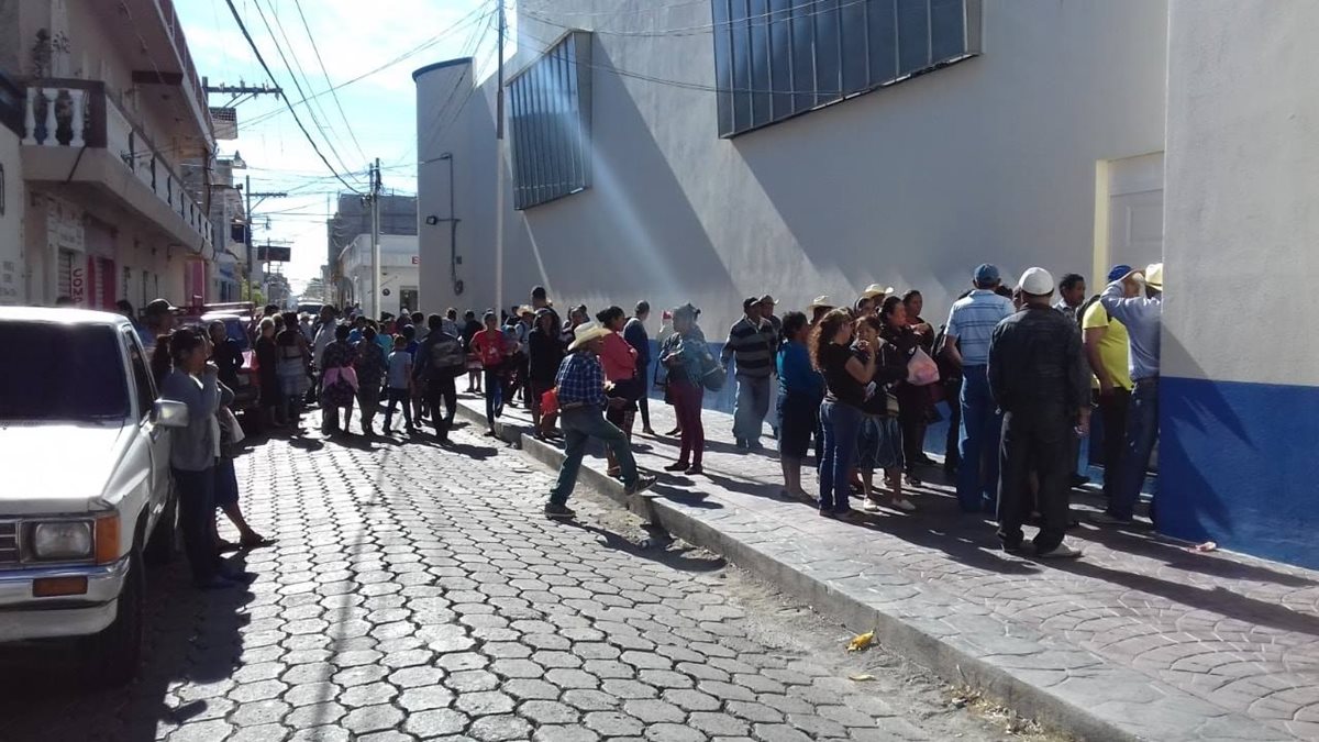 Agricultores de Jutiapa esperan recibir un vale canjeable por alimentos debido a que perdieron sus cultivo por la canícula prolongada de este año. (Foto Prensa Libre: Mario Morales)