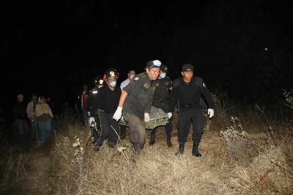 En la  imagen de archivo, agentes y socorristas rescatan el cuerpo de una de las múltiples víctimas de la banda Los Pujujiles, en Sololá.