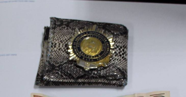 Insignia de la SAIA que portaba el presunto delincuente Ismael González Carrillo. (Foto Prensa Libre: PNC)