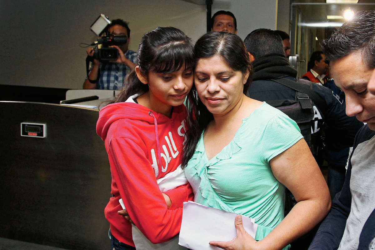 Dorotea García y Alondra Díaz  pasaa por un control de seguridad en el aeropuerto internacional de Guadalajara, México (Foto Prensa Libre:AP).