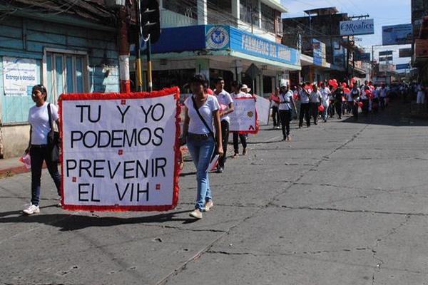 Integrantes de la Red Suroccidente participan en un desfile para conmemorar el Día Mundial de la Lucha Contra el Sida. (Foto Prensa Libre: Édgar Octavio Girón)<br _mce_bogus="1"/>
