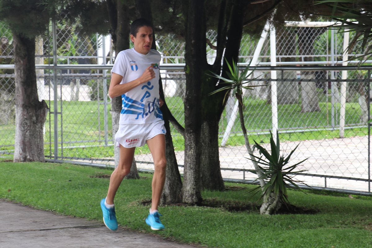 Luis Carlos Rivero, aunque no correrá los 21K de la ciudad, sigue preparándose para sus próximas competencias. (Foto Prensa Libre: Raúl Juárez)