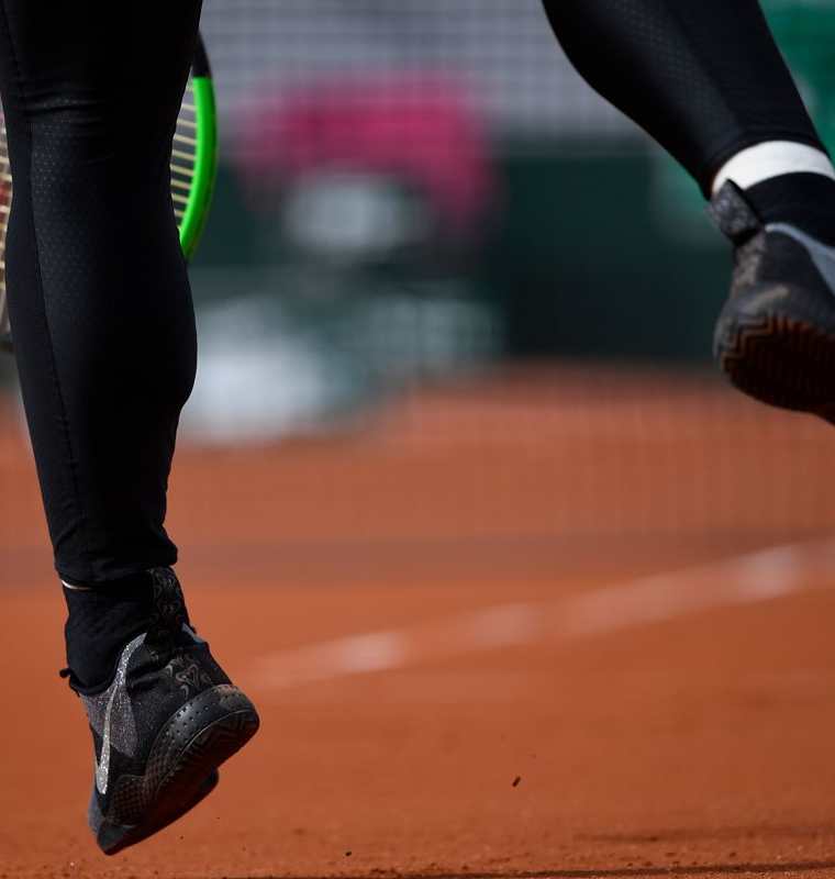 Estos son los tenis que utilizó Serena Williams, en su regreso al Roland Garros. (Foto Prensa Libre: AFP)