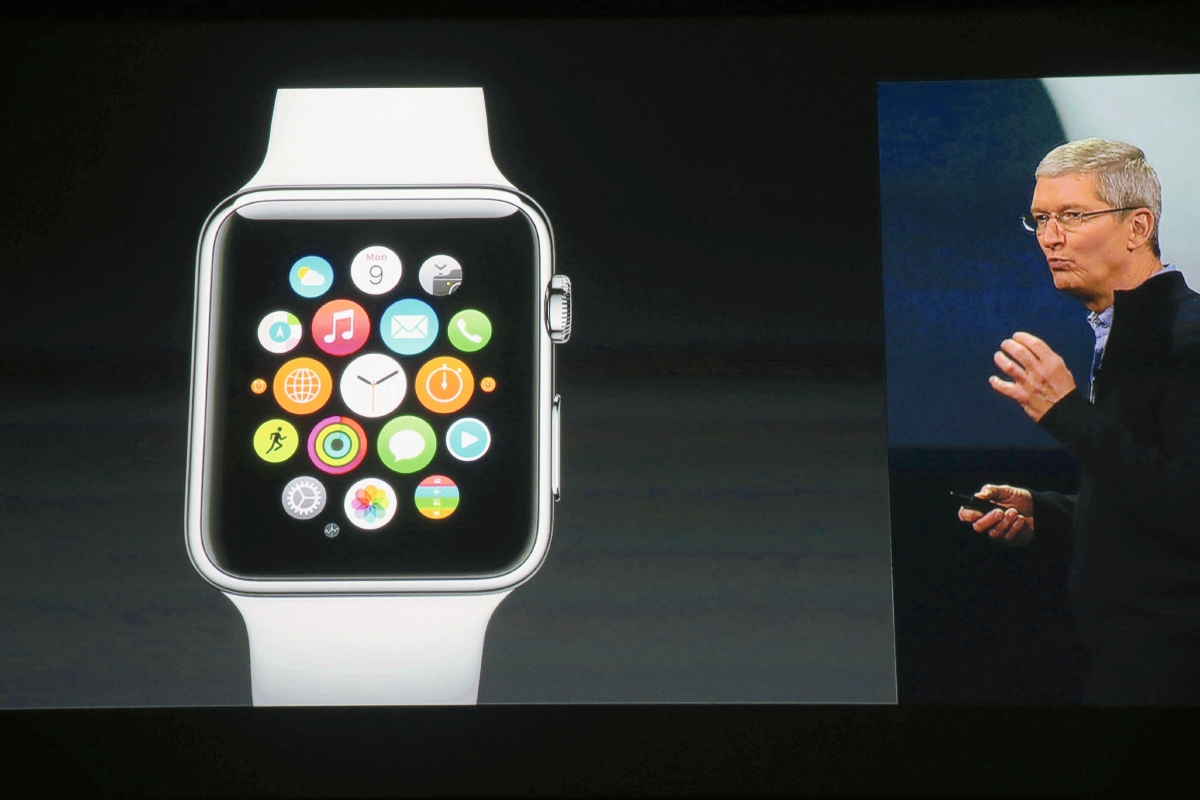 El reloj de pulsera inteligente Apple Watch, es mostrado  por  Tim Cook. (Foto Prensa Libre: EFE)