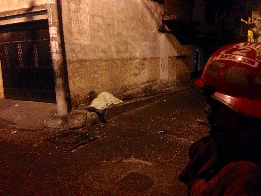 Un hombre murió baleado en la 10 avenida y 12 calle, La Verbena, zona 7, y otros tres quedaron heridos. (Foto Prensa Libre: CBM)