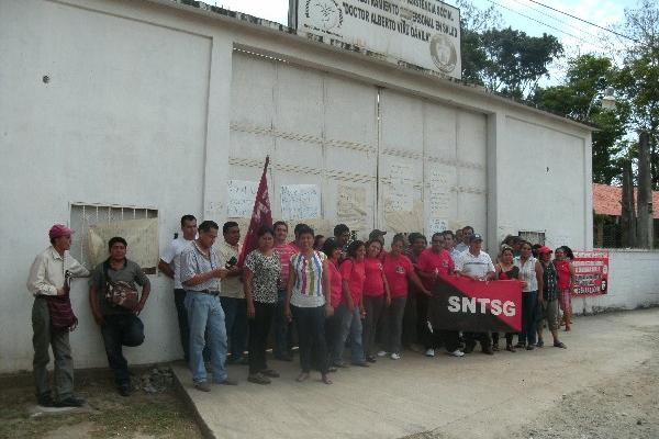 Empleados del Indaps permanecen  junto  la puerta de ingreso de   esa entidad.