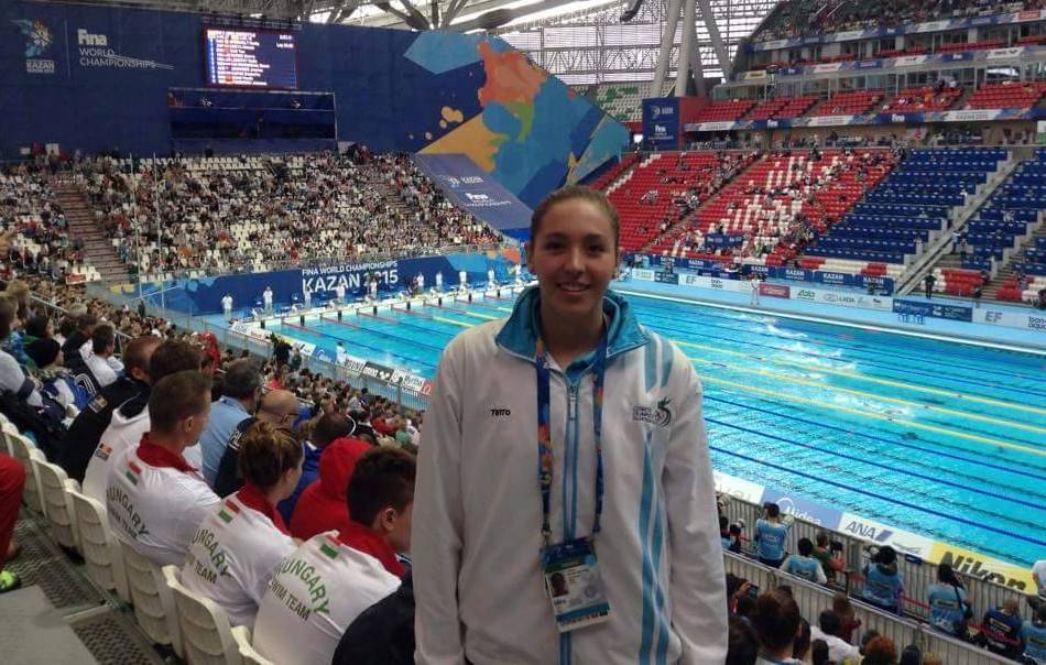 Valerie Gruest posa en la piscina donde se realiza el Mundial de Natación en Kazán, Rusia. (Foto Cortesía Valirie Gruest)