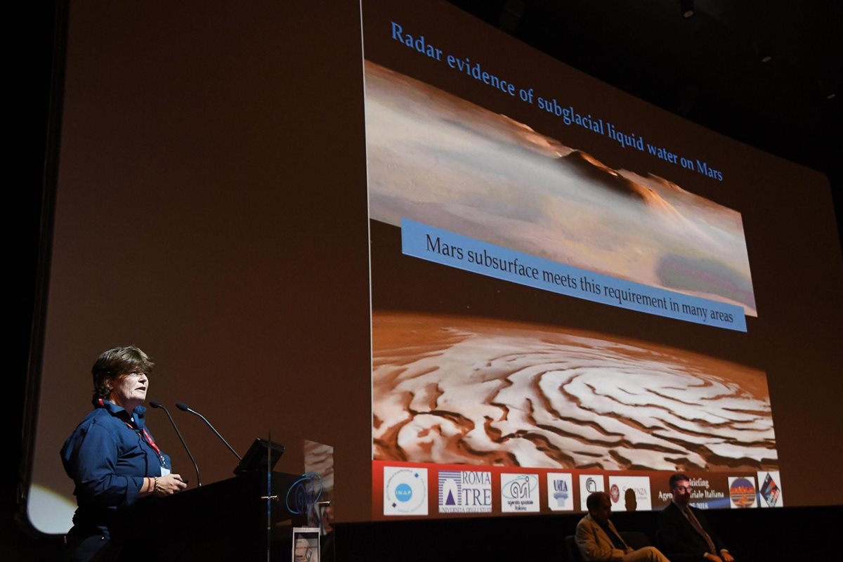 La astrofísica italiana Elena Pettinelli ofrece una conferencia de prensa sobre si hay agua líquida en Marte, un equipo italiano ha comprobado la existencia de un lago subterráneo, líquido y salado, bajo una capa de hielo, lo que era una de las misiones de la sonda Mars Express de la Agencia Espacial Europea (ESA) enviada al planeta rojo. (EFE)