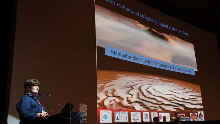 La astrofísica italiana Elena Pettinelli ofrece una conferencia de prensa sobre si hay agua líquida en Marte, un equipo italiano ha comprobado la existencia de un lago subterráneo, líquido y salado, bajo una capa de hielo, lo que era una de las misiones de la sonda Mars Express de la Agencia Espacial Europea (ESA) enviada al planeta rojo. (EFE)