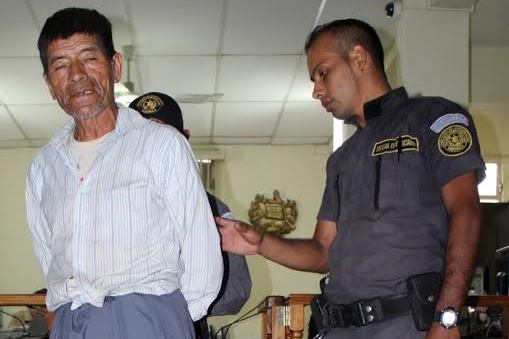 Salvador Mejía Castro, de 65 años, es trasladado a un juzgado de Santa Cruz del Quiché, sindicado de violación. (Foto Prensa Libre: Óscar Figueroa)
