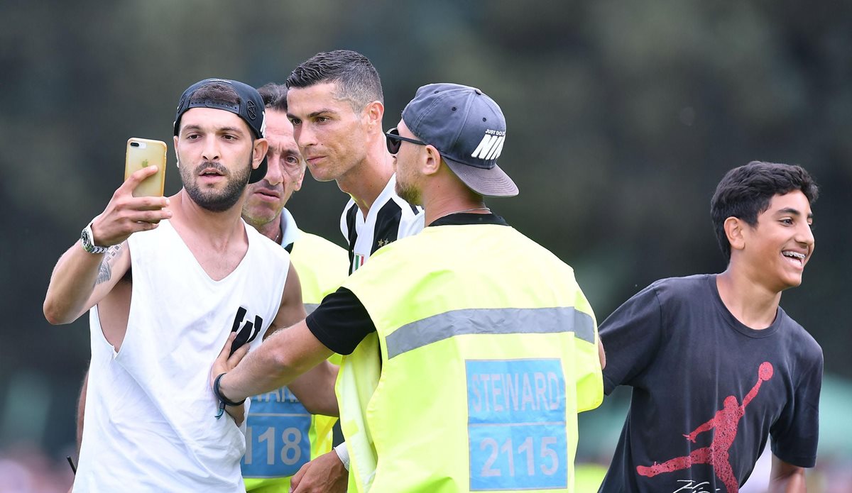 Un aficionado de la Juventus se toma una fotografía con Cristiano Ronaldo. (Foto Prensa Libre: EFE)