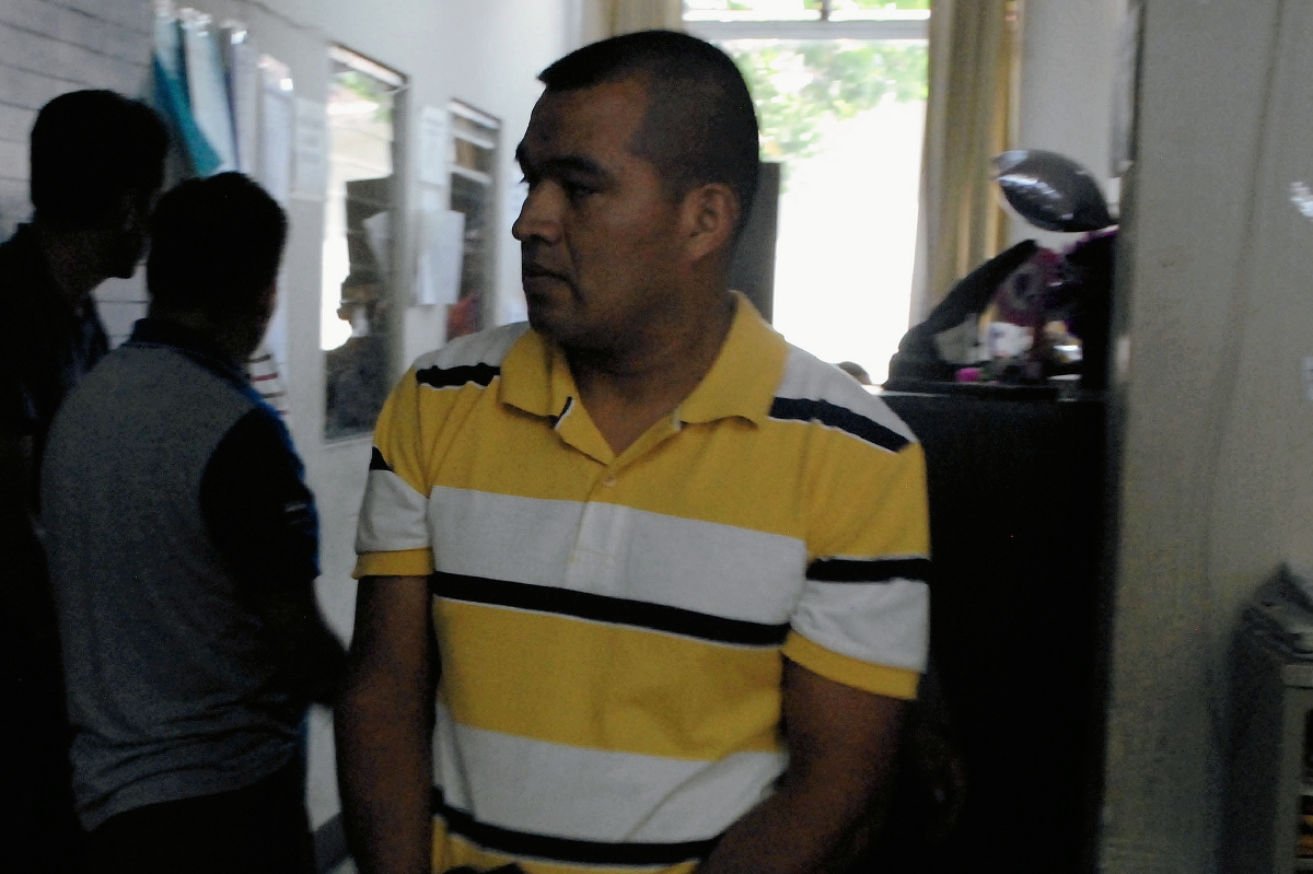 Uno de los cinco agentes en el instante en que sale de la sala de audiencias, en El Progreso. (Foto Prensa Libre: Hugo Oliva)