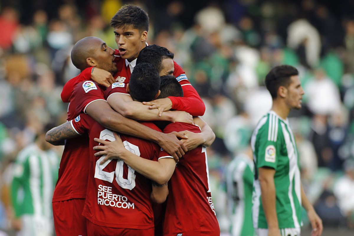 Los jugadores celebran el triunfo en el derbi de esta mañana. (Foto Prensa Libre: EFE)