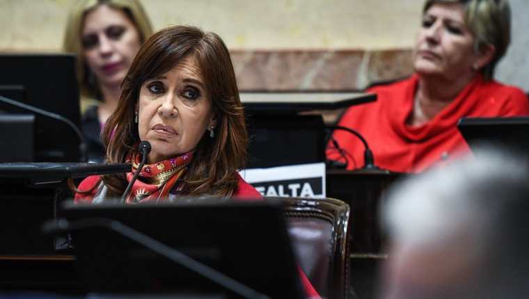 La expresidenta argentina Cristina Fernández negó ante la Justicia haber recibido sobornos de empresarios durante su etapa como gobernante por el caso "cuadernos de la corrupción". (AFP)