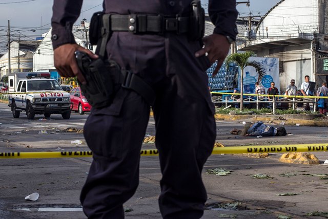 Entre enero y agosto de 2015, el instituto forense de El Salvador registró 4 mil 246 asesinatos. (Foto Prensa Libre: AP)