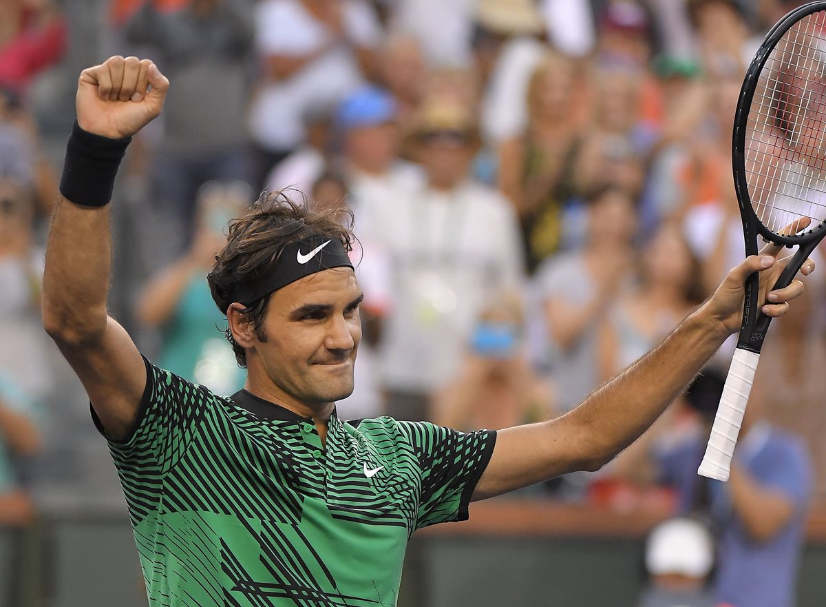 Roger Federer consiguió el pase a la siguiente ronda al derrotar a Rafael Nadal. (Foto Prensa Libre: AFP)
