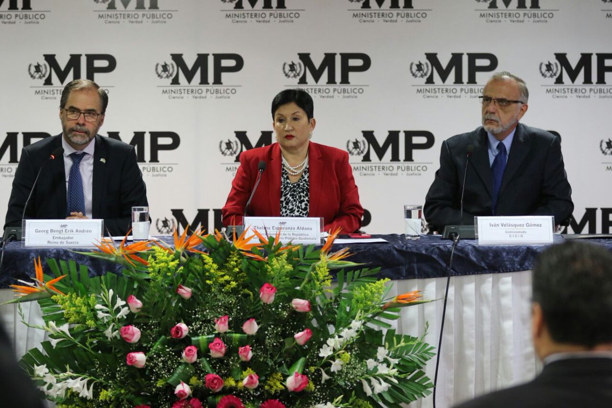 El embajador de Suecia, Georg Andrén, Iván Velásquez de Cicig y Thelma Aldana del MP, en acto de donación. (Foto Prensa Libre: MP)
