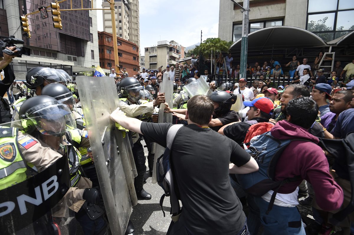 La semana pasada, venezolanos, se enfrentaron con policías debido a las medidas como el estado de excepción decretado por el Gobierno. (Foto Prensa Libre: AFP)