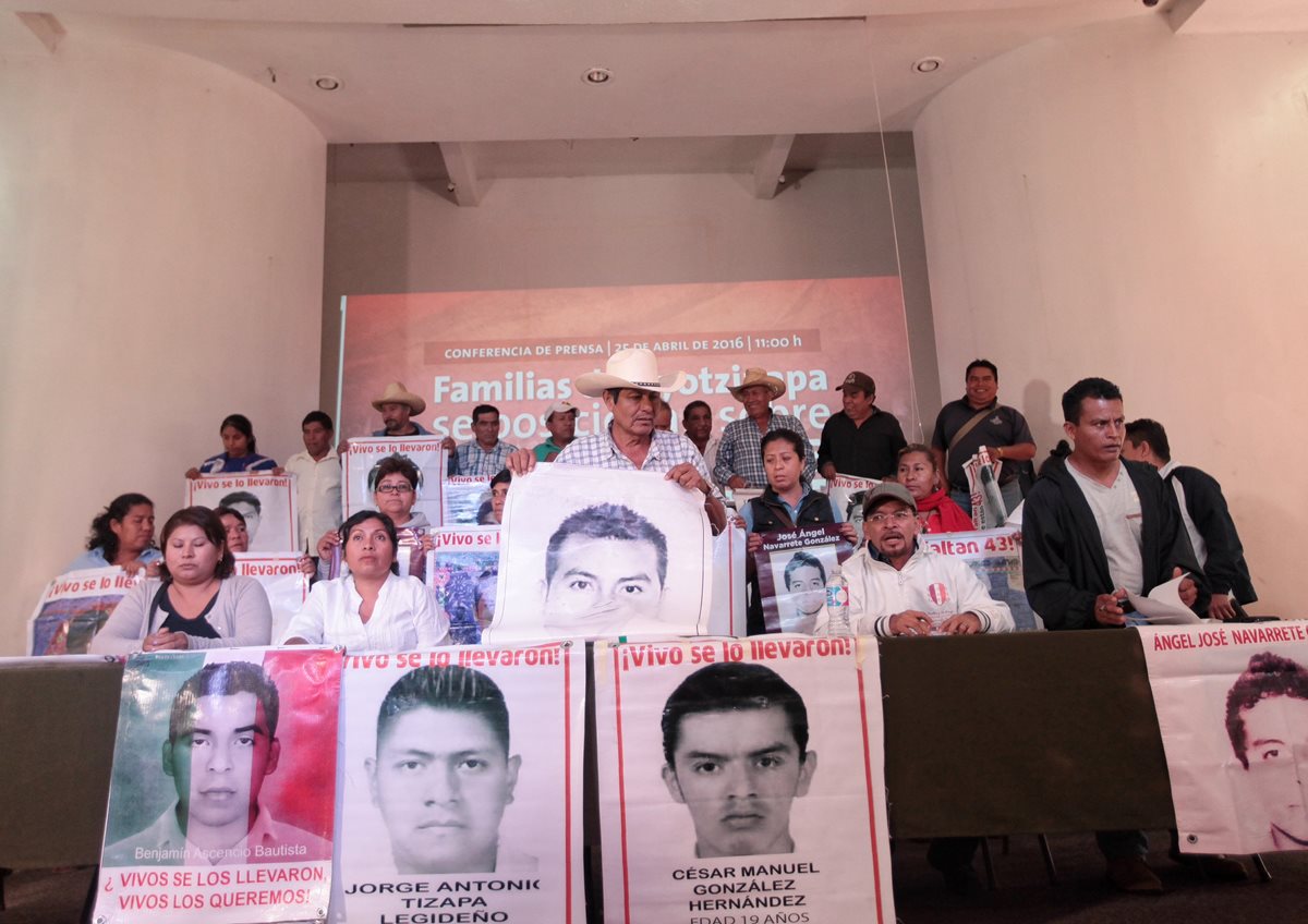 Padres de los estudiantes desaparecidos en Ayotzinapa exigen justicia. (Foto Prensa Libre: EFE)
